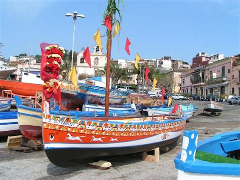 10 km north of catania, with a population of around 5,000 people. Aci Trezza, a pochi chilometri da qui