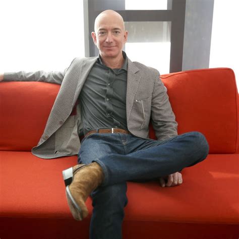 Er ist gründer des onlineversandhändlers amazon und gilt mit einem geschätzten gesamtvermögen in der. Jeff Bezos: So verbringt der reichste Mann der Welt seinen ...