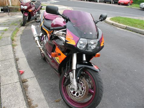 Dry weight remained at 208 kg and horsepower increased to 118 hp at 11,500 rpm. The Suzuki 750 at MotorBikeSpecs.net, the Motorcycle ...