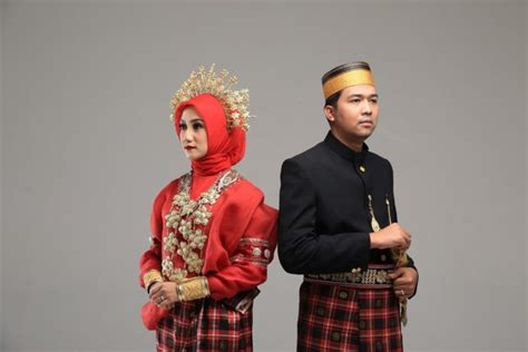 Selain tari pakarena dan rumah tongkonan. 9+ Pakaian Adat Sulawesi Selatan (NAMA, KETERANGAN, GAMBAR)