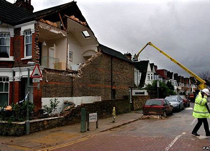 The 2006 london tornado var en betydelig storbritannia tornado gytt fra en bygelinje beveger seg over byen 7. BBC NEWS | In Pictures | Week in pictures: London