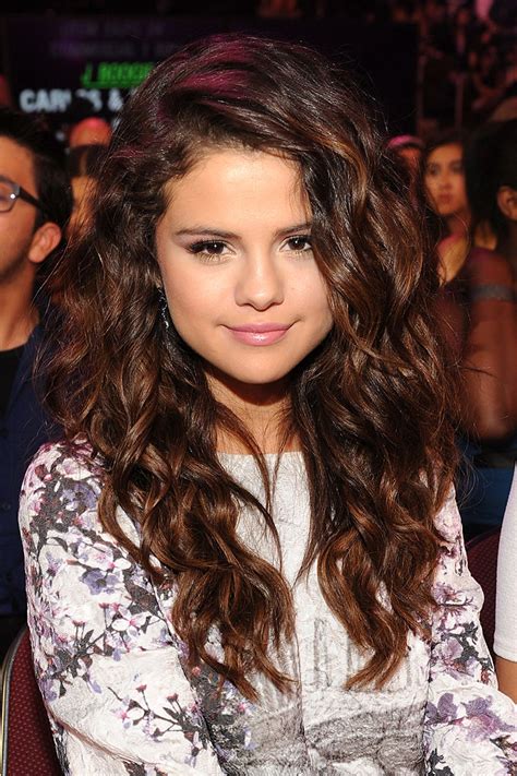 The very best of selena gomez's hairstyles, from her long curls, ponytails, short bobs, and lobs. Selena Gomez's Hair Has Changed So Much in the Past 10 Years - Glamour