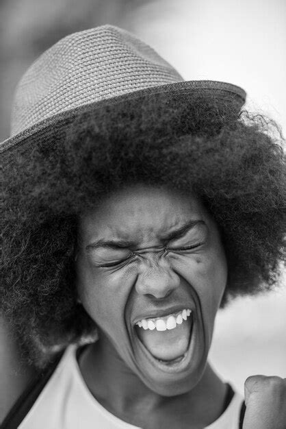 Portrait En Gros Plan Dune Belle Jeune Femme Afro Américaine Souriante Et Levant Les Yeux Par