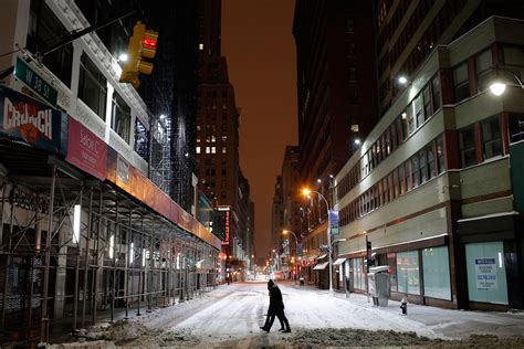 New York Snow Eerily Deserted Car Free Streets Like A Scene From 28