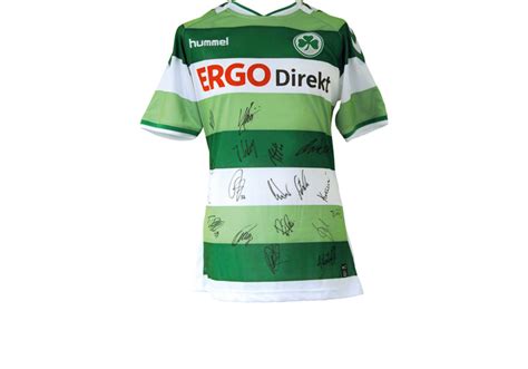 Dabei sorgt ein hologramm des wappens für aufsehen. Vom gesamten Team signiert: Trikot von Greuther Fürth