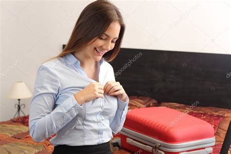 Femme d affaires voyageuse se déshabillant dans une chambre d hôtel