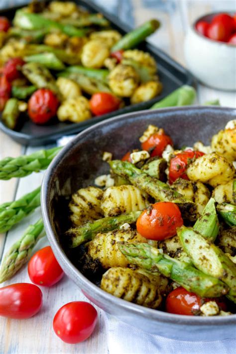 Gnocchi Mit Gr Nem Spargel Tomaten Und Pesto