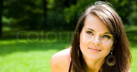Junge Frau Auf Natürlichen Hintergrund Stock Bild Colourbox