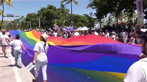realizan desfile del orgullo gay en miami beach telemundo miami 51
