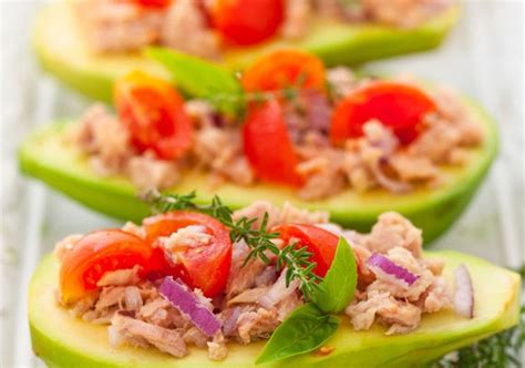 Con pomodori, mais, succo di limone, sale e pepe è una fresca insalata estiva. Cucinare con l'avocado, 9 idee oltre il classico guacamole ...