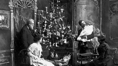 «deilig er jorden» er en julesalme, opprinnelig en folkemelodi nedtegnet i münster i 1677 under tittelen «schönster herr jesu, herrscher alle herren» (= skjønneste herr jesus, hersker over alle herrer). maxresdefault.jpg