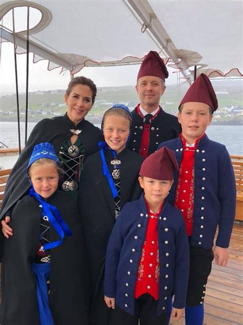Weitere ideen zu dänemark, dänisches königshaus, königshaus. Kronprinzessin Mary und ihre Familie: Die Tracht kann sich ...