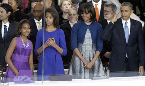 Inauguration 2013 Female Secret Service Agent Protects President Obama As She Walks Alongside