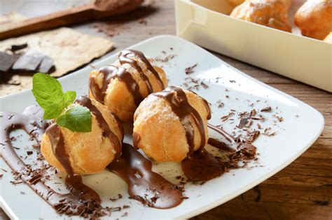 Savory profiterole are also made, filled with pureed meats, cheese, and so on. Profiterole: calorie sotto controllo