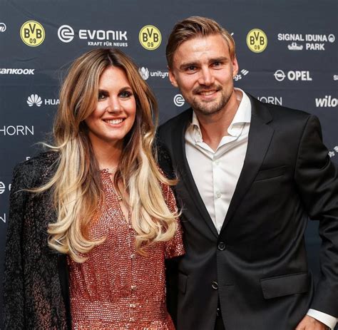 Erstens steht ludwig erhard im politikwissenschaftlichen seminar in hamburg nicht auf dem lehrplan. Jenny Schmelzer: Frau des BVB-Kapitäns zückt Mittelfinger - gegen AfD - WELT