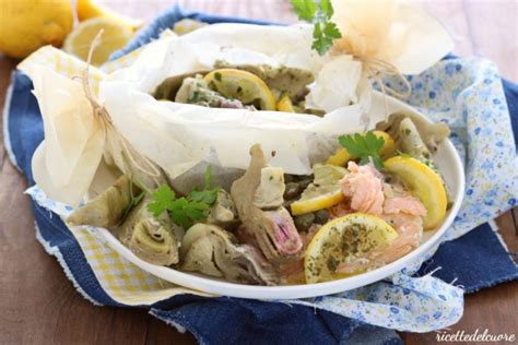 Salmone al cartoccio con carciofi al forno - ricettedelcuore