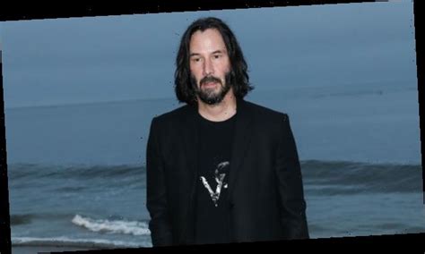 Keanu Reeves 56 Looks Incredibly Buff While Shirtless On The Beach Vrogue