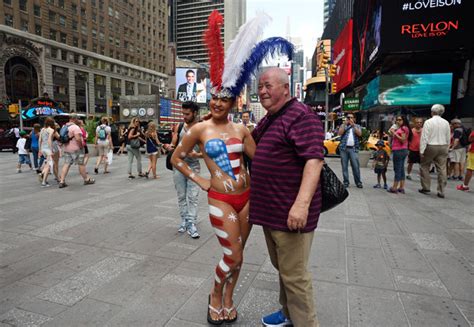 Desnudas In Times Square Scam Tourists But Ny Cops Cant Stop Them