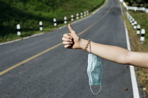Informace o očkování pro cizince. Od soboty bude ČR uznávat potvrzení o očkování se čtyřmi ...
