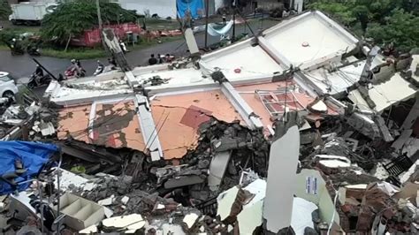 Indonesia Earthquake Today Leaves At Least 46 Dead Hundreds Hurt On Sulawesi Island Abc7 Chicago