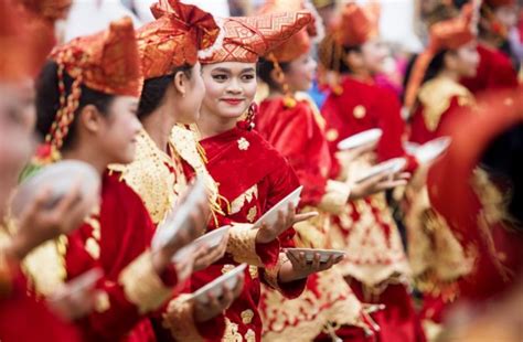 Begitu juga dengan kaum perempuannya juga menggunakan baju hitam berbahan beludru dengan sulam emas. Gambar + Nama Pakaian Adat Sumatera Barat dan Keterangannya