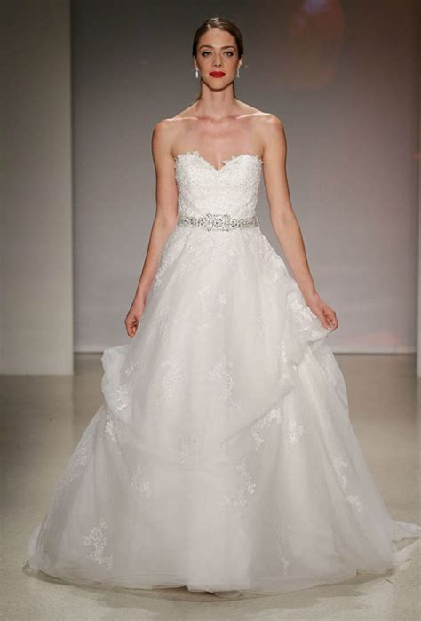 Weitere ideen zu mittelalter hochzeitskleid, hochzeitskleid, mode. Emma Watson Belle Hochzeitskleid - Emma Watson Age