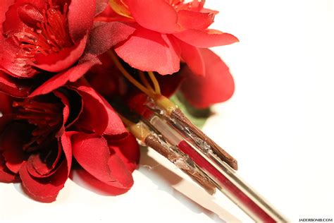 Maybe you would like to learn more about one of these? DIY Flower Pens - Michaels Makers - JADERBOMB