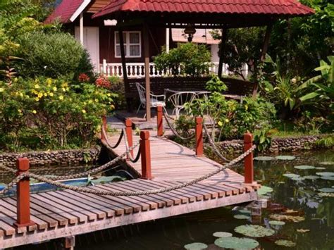 Terdapat 18 buah chalet dan dua rumah pokok yang direka khas menggunakan kayu dan buluh. KAMPUNG CHALET - Janda Baik Resort | Janda Baik Sailor's ...