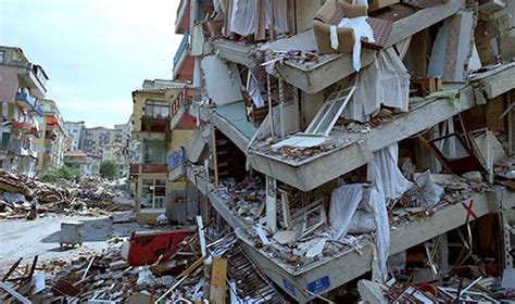 Denizli'de meydana gelen 6 şiddetindeki deprem ile sarsılan türkiye az öncede diyarbakır'dan gelen deprem haberi ile sarsıldı. İzmir Depremi, Olası İstanbul Depremini Tetikler Mi ...