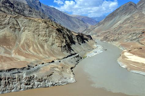 Paisaje De La India De Ladakh Con El Río Indo Foto De Archivo