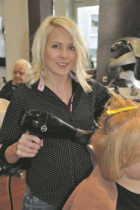 Das unternehmen ordnet sich und seine angebote den branchen kosmetikstudios zu. „Die barbiere" machen schön: Die Frisuren-Profis holen das ...