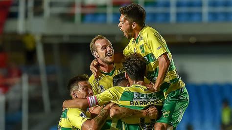 Afin de vous aider à parier nous affichons les derniers scores et les stats entre arsenal de sarandí et csd defensa y justicia. Defensa y Justicia buscará ante Arsenal asegurarse su ...