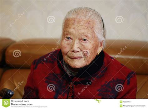 Eenzame En Droevige Aziatische Chinese Jaren 90 Oude Vrouw Stock