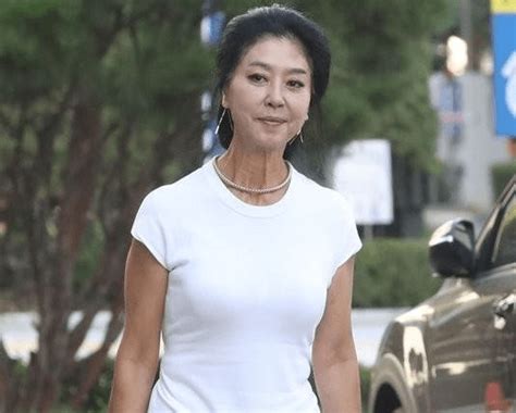 1961년 제주도 남제주군 대정읍에서 4남매의 막내로 태어나 1982년 서울로 올라와 모델 생활을 시작했다. 최민희 김부선 비구니 설전 이유 와 공지영 에겐 사과 뭐지 ...