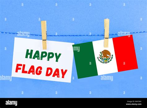 Feliz Día De La Bandera De México Texto Con La Bandera De México Fotografía De Stock Alamy