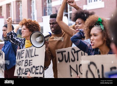 Protesters Holding Protest Signs Hi Res Stock Photography And Images Alamy