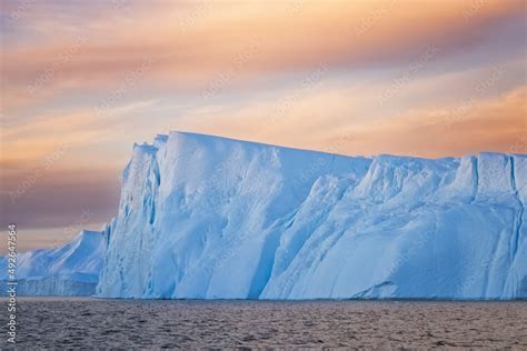 Foto De Grandes Bloques De Hielo Flotando Sobre El Mar Icebergs En El Polo Norte Do Stock