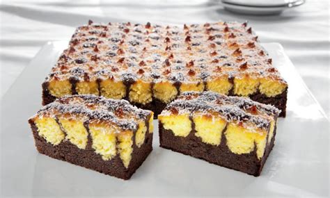 Bringen sie mit marillen, kirschen, zwetschken oder ribisel abwechslung auf ihr blech und süßen kuchenduft in die küche. Lecker Schoko Kokos Blechkuchen - Gute Rezepte