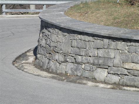 Sia che siano muri in pietra, muretti di recinzione, o muretti di balconi e terrazze, noi abbiamo la soluzione per il loro rivestimento, con copertine che. Fornitura Pietre per realizzare o ristrutturare muri e ...