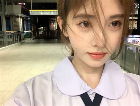 “จวีจิ้งอี” ดาราสาวจีนยังอินเที่ยวเมืองไทย โพสต์ภาพสวมชุด “นักเรียนไทย” สุดน่ารัก