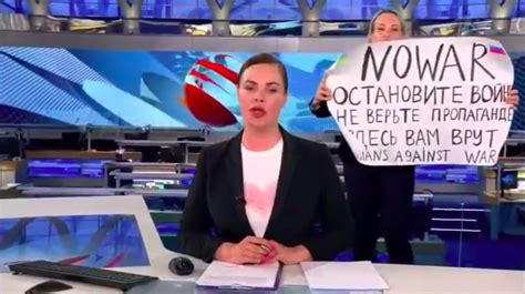 editor at russian state tv interrupts broadcast no war don t believe propaganda they re