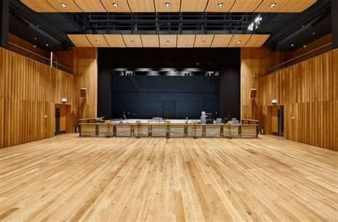 Auditorium Stage Wooden Flooring Laminate Hardwood Flooring लकड़ी की