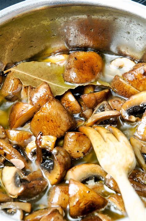 In a medium bowl, toss the mushrooms and onions in the lemon juice, coconut aminos, and ground coriander. Hot To Cook Mushrooms - All Mushroom Info