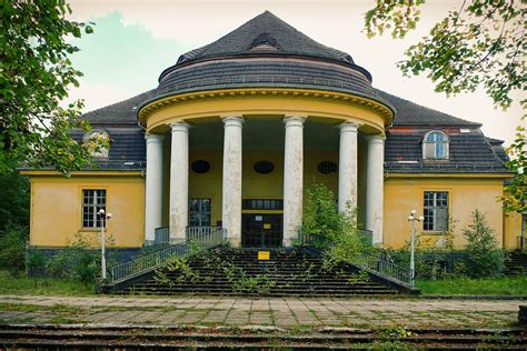 The only sound to break the eerie stillness is that of the wind caressing mature conifers both sides of comrade lenin wünsdorf traces it's military history back to 1877 when kaiser wilhelm ordered the building of a shooting range for the prussian artillery. Pin von Der Schmunzler auf Haus der Offiziere Wünsdorf ...