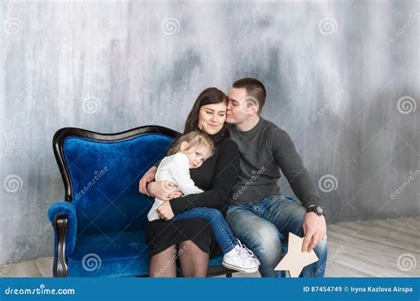 Retrato De Una Familia Feliz De Tres Personas Relaciones De Familia