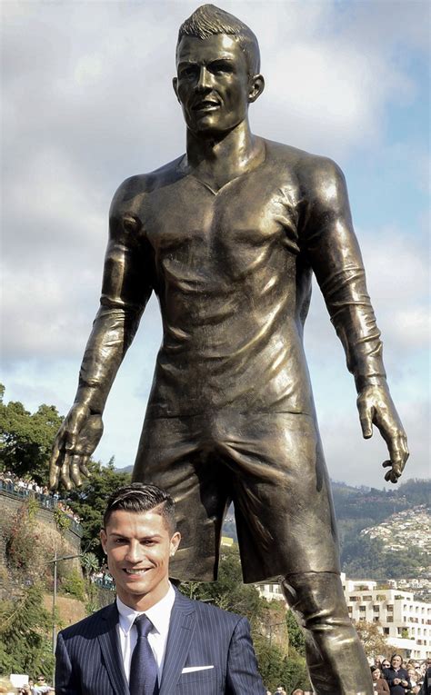 La Nouvelle Statue De Cristiano Ronaldo Est Bien Gaulée E Online France