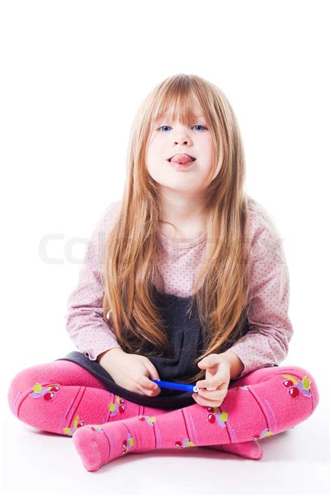 Happy babe Mädchen sitzen mit Stick ihr Zunge heraus isoliert auf weiß Stock Bild