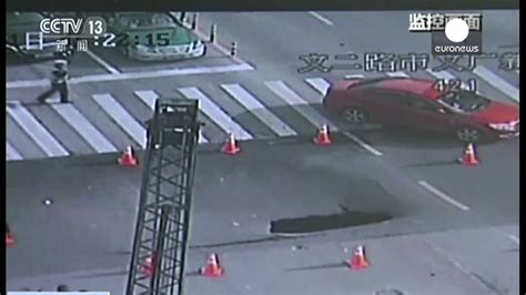 Huge Sinkhole Opens Up On Busy Intersection China Youtube