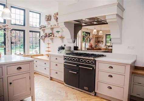 Kitchen backsplashes have been around for quite some time, but they were not as popular a thing glass kitchen backsplash can be quite a challenge when you have so many options, but mirrored antique glass backsplashes might not be a thing for everyone. Beautiful kitchen by @planetfurnitureltd with our Vintage ...
