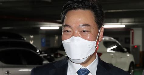 김오수 검찰총장 후보자 관련 소식을 다뤘습니다.왜 김오수 전 차관을 박범계 장관이 제청하고 문재인 대통령이 지명했을까를 생각하면 검찰개혁이라는 단어가 떠오릅니다.현 정부가 핵심 과제로 선정하고. 김오수 검찰총장 후보자, 증여세 탈루 의혹에 "완납했다" 반박